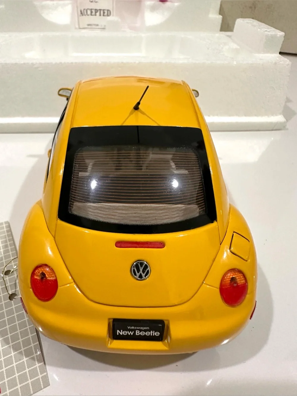 NIB Franklin Mint 2000 Limited Edition Volkswagen New Y2K Beetle Yellow 1:24